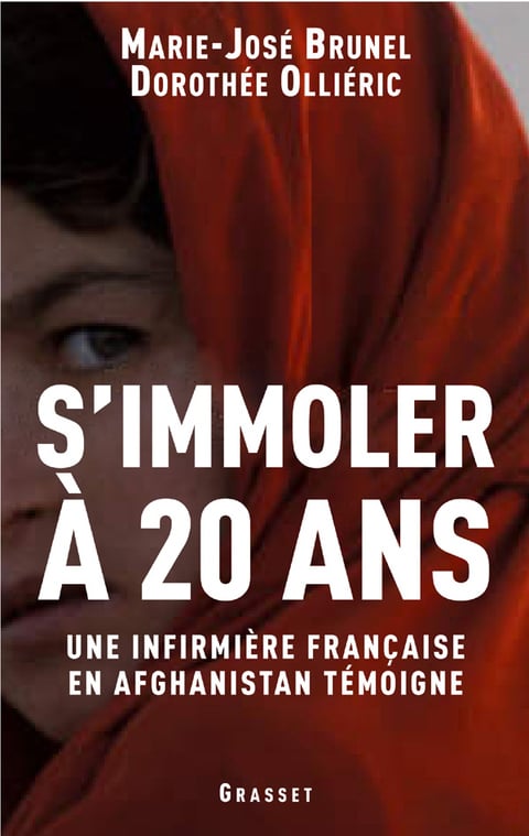 S'immoler à vingt ans, une infirmière française en Afghanistan témoigne - Cover