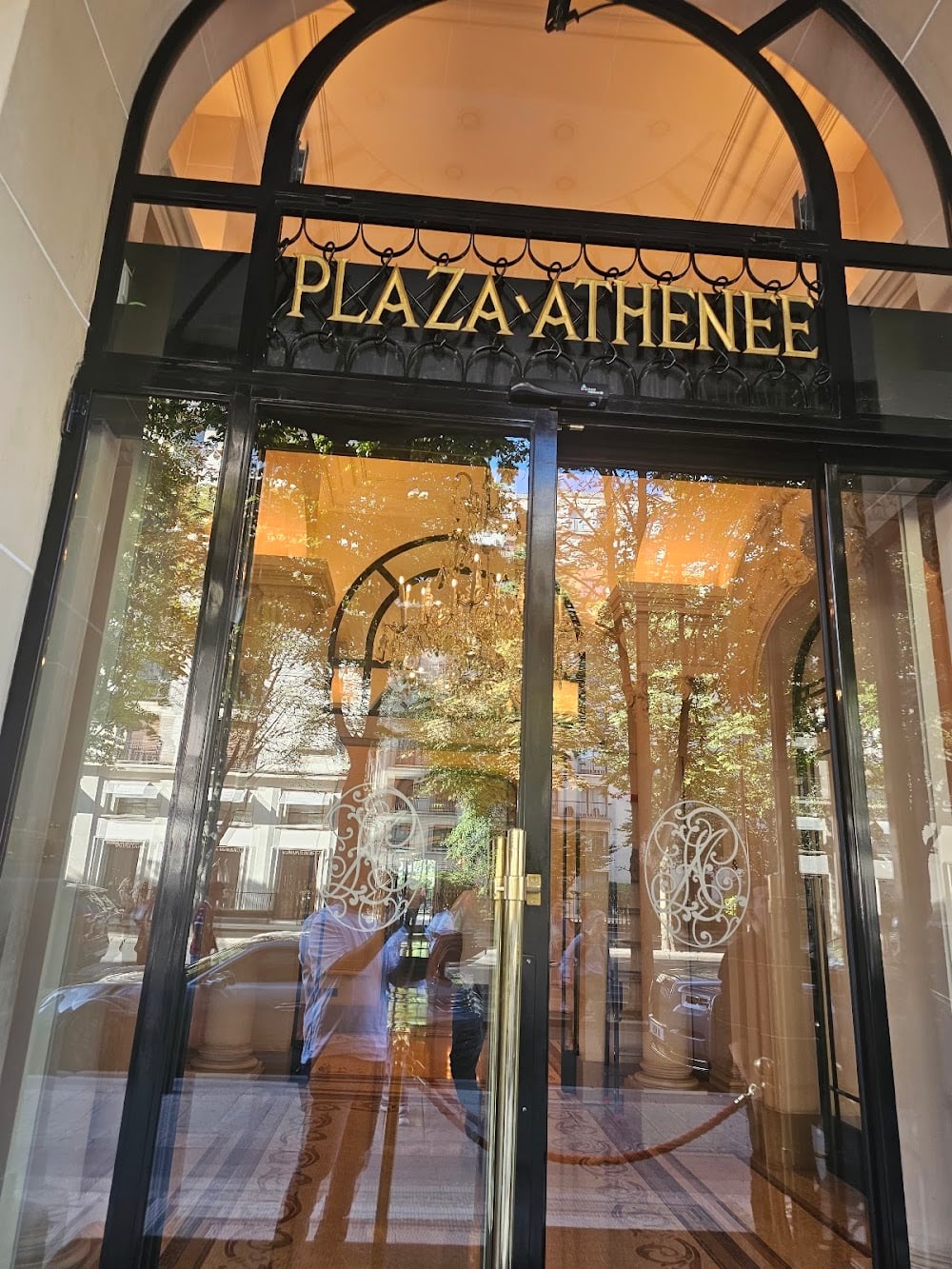 Plaza Athénée - Cover