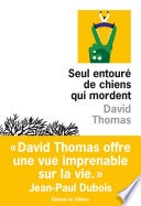 Seul entouré de chiens qui mordent