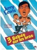 Trois bébés sur les bras
